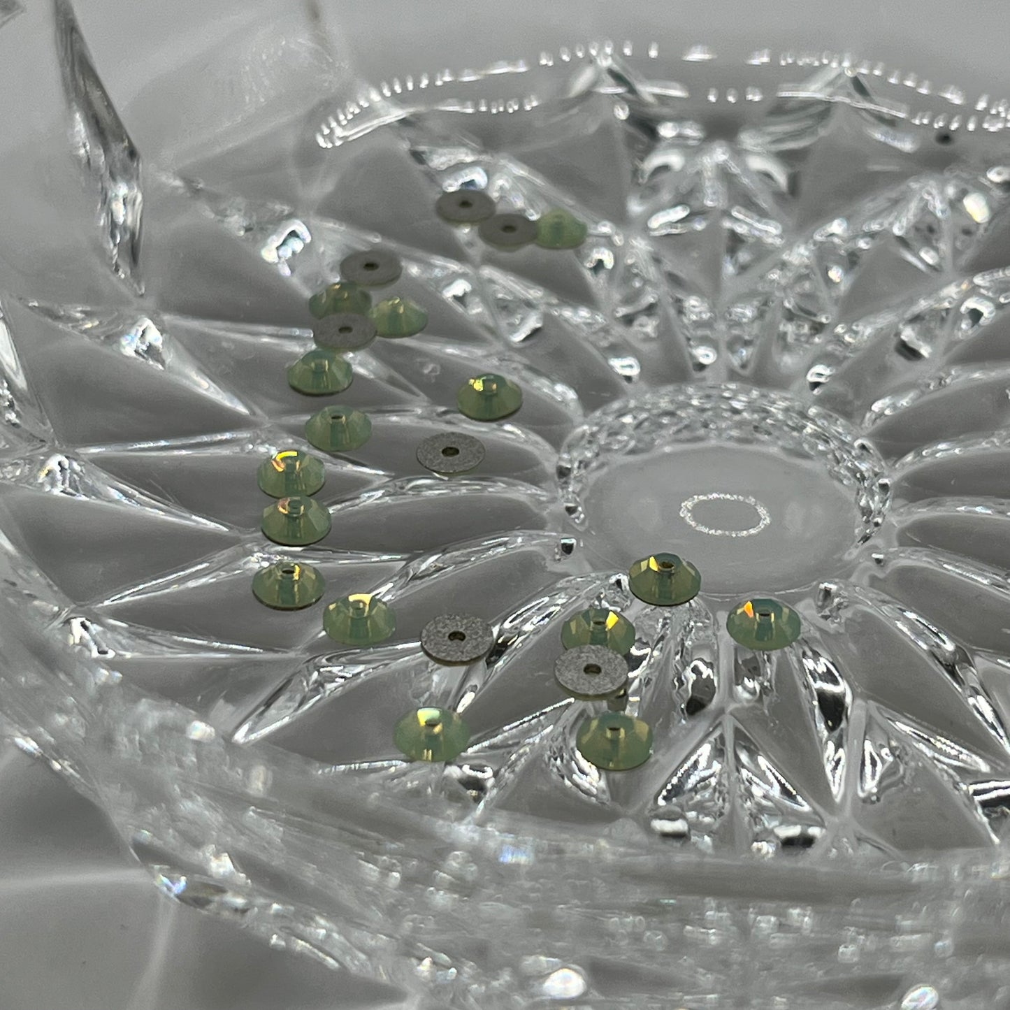 Swarovski 4MM Lochrosen A3128 - Chrysolite Opal (24pcs)