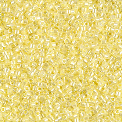 DB0232 - Lined-Crystal / Pale Yellow Luster - 11/0