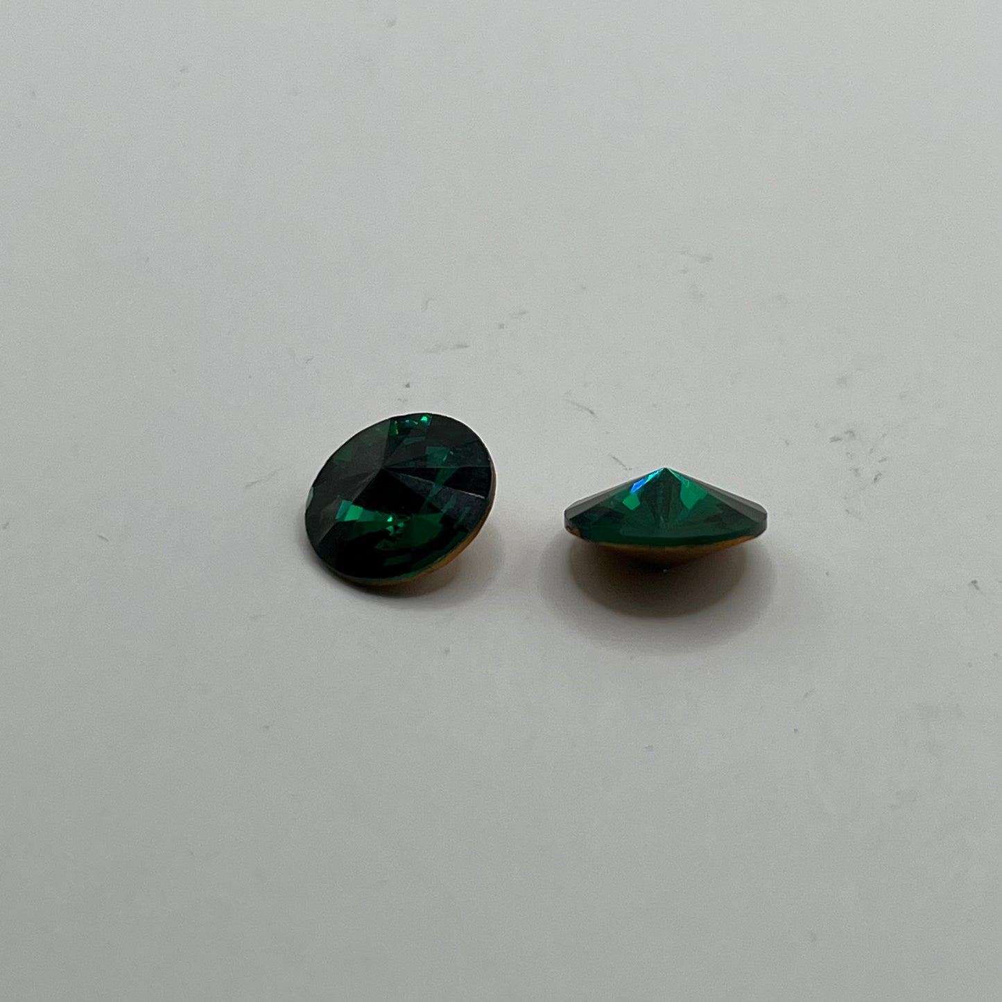 Swarovski 10MM Vintage Pointed Chaton A1188 SS47 - Emerald (2pcs)
