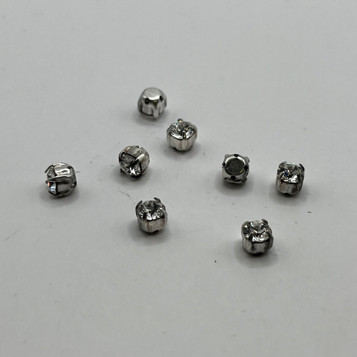 Swarovski 4MM Sew-On Chaton Montees 18SS - Crystal (8pcs)